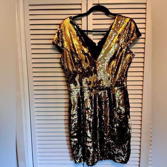 Dress the Population Dresses & Skirts - Dress the Population Gold Sequin "Zoe" Mini Dress Size Large